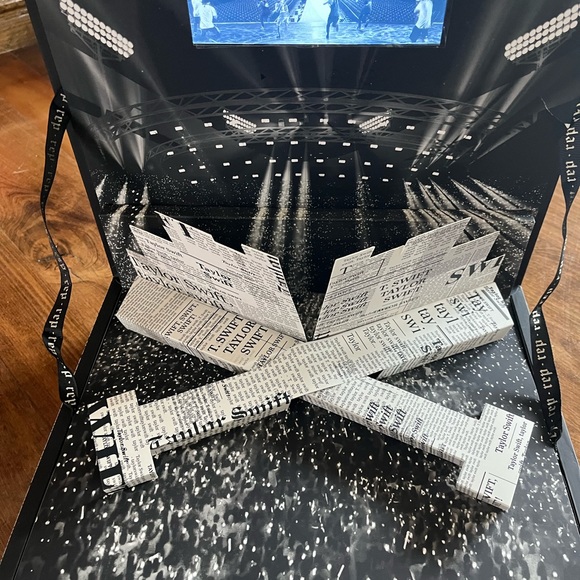 Taylor Swift VIP reputation box, book, patch ,cd, rechargeable! - Picture 6 of 10